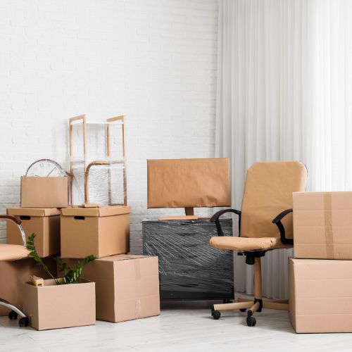 عمال ينقلون العفش